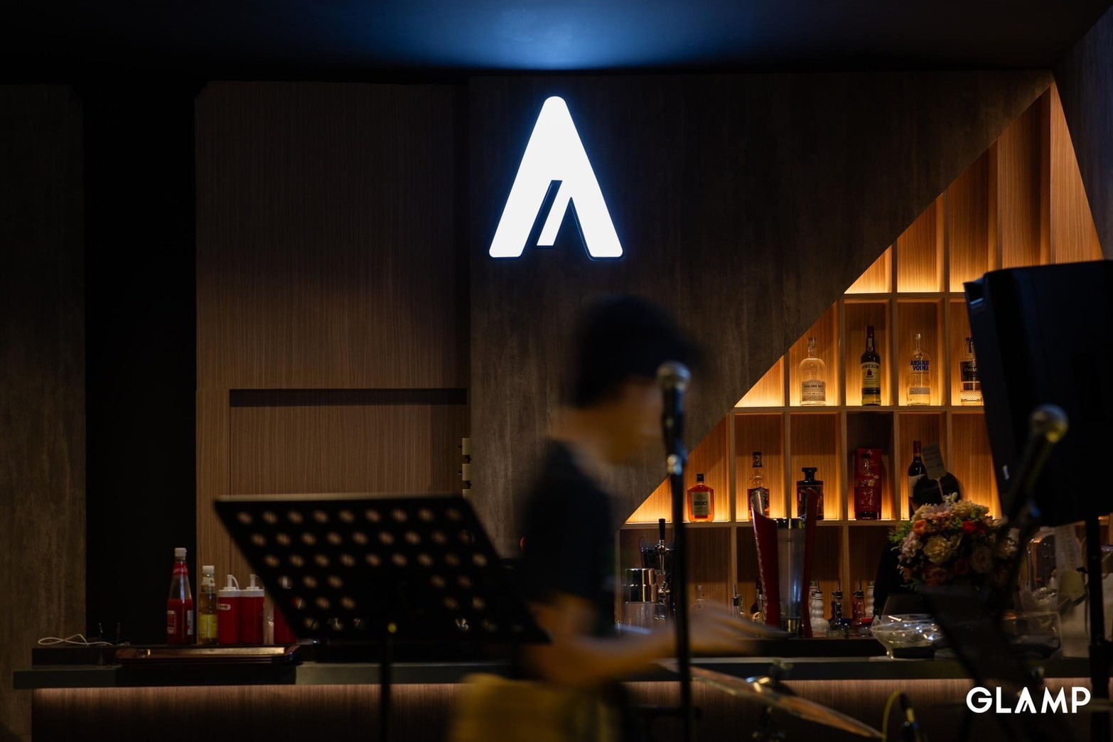 ออกแบบตกแต่งภายในร้านอาหารบาร์ – Glamp Bar | Living Inhabit